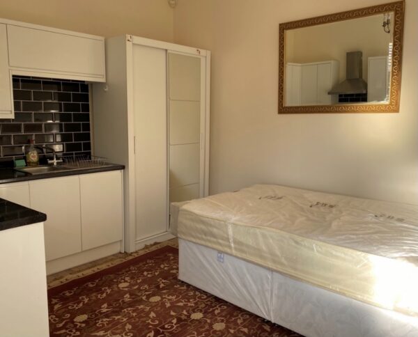 Studio Flat For Rent in Knowle