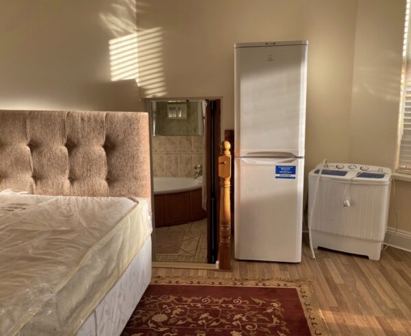 Studio Flat For Rent in Knowle