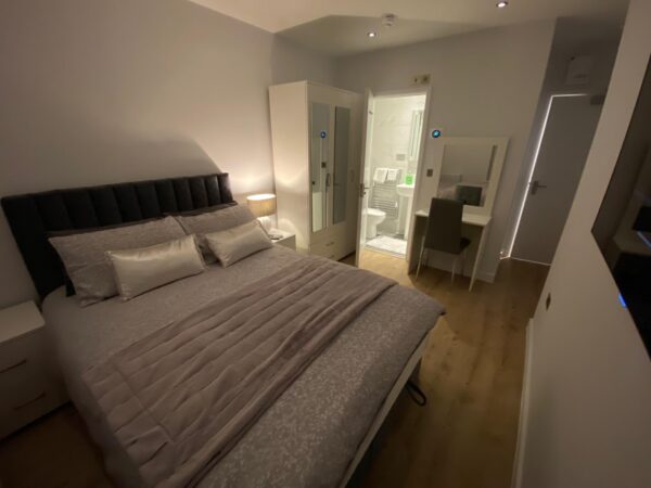 Double Rooms with En-Suite on North Street Southville Bristol BS3 1JD