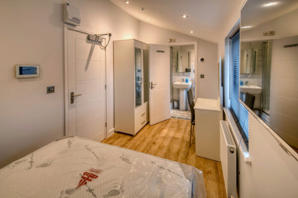 Double Rooms with En-Suite on North Street Southville Bristol BS3 1JD