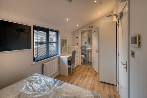 Double Rooms with En-Suite on North Street Southville Bristol BS3 1JD
